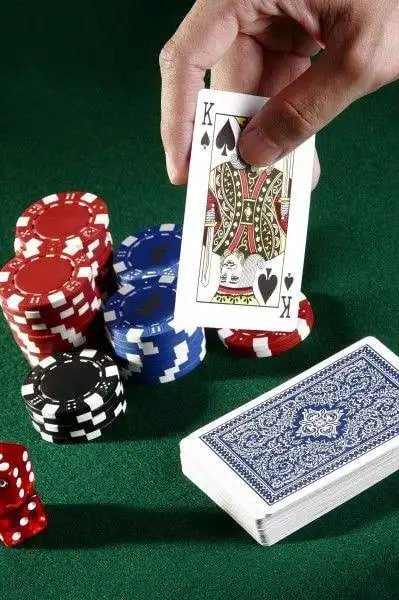 Pengguna mengunggah dokumen verifikasi melalui aplikasi bola77 dengan mudah dan aman